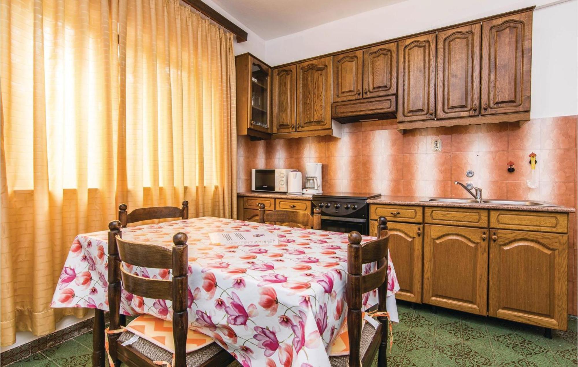 4 Bedroom Awesome Apartment In Starigrad 외부 사진