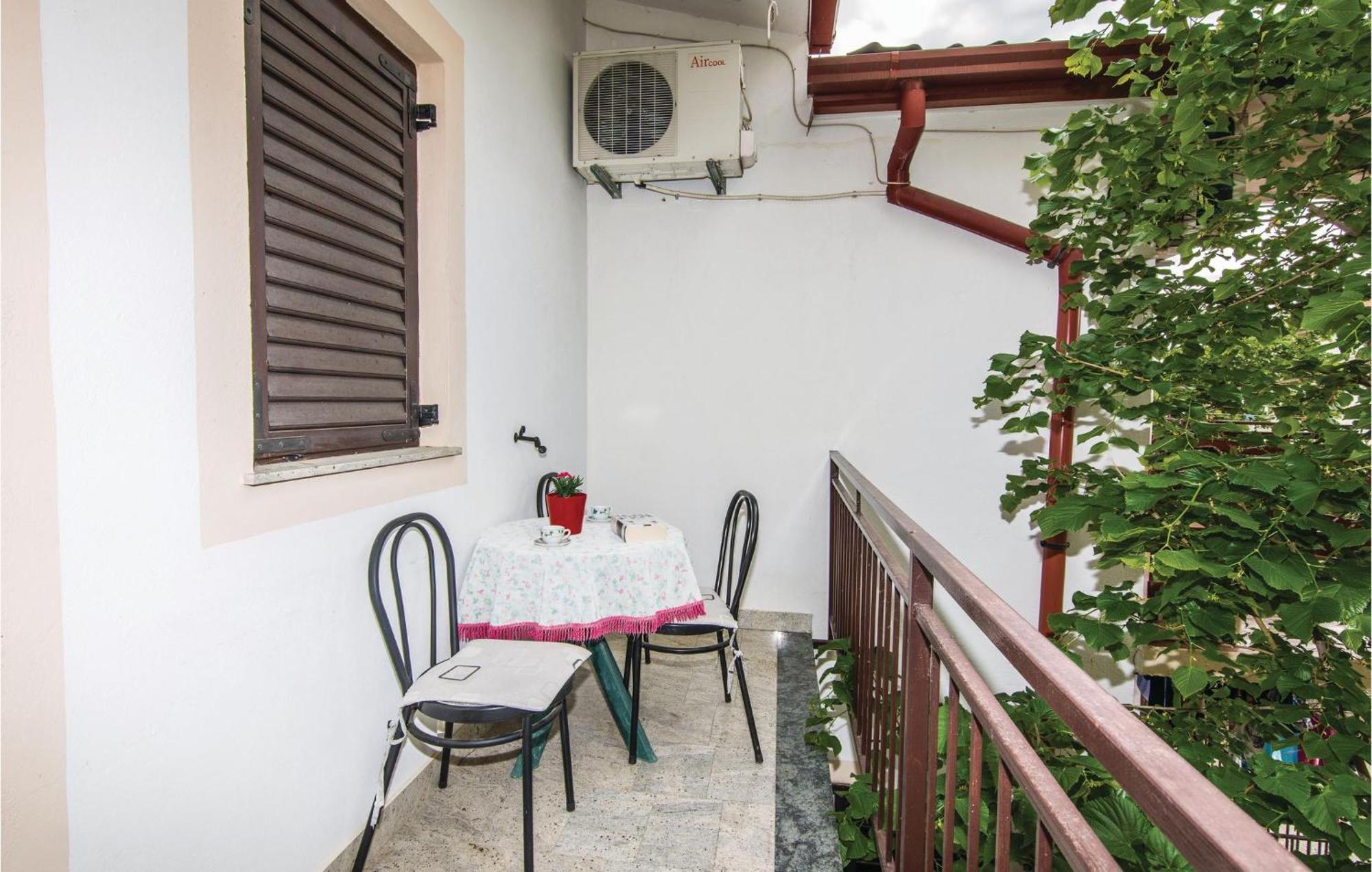 4 Bedroom Awesome Apartment In Starigrad 외부 사진