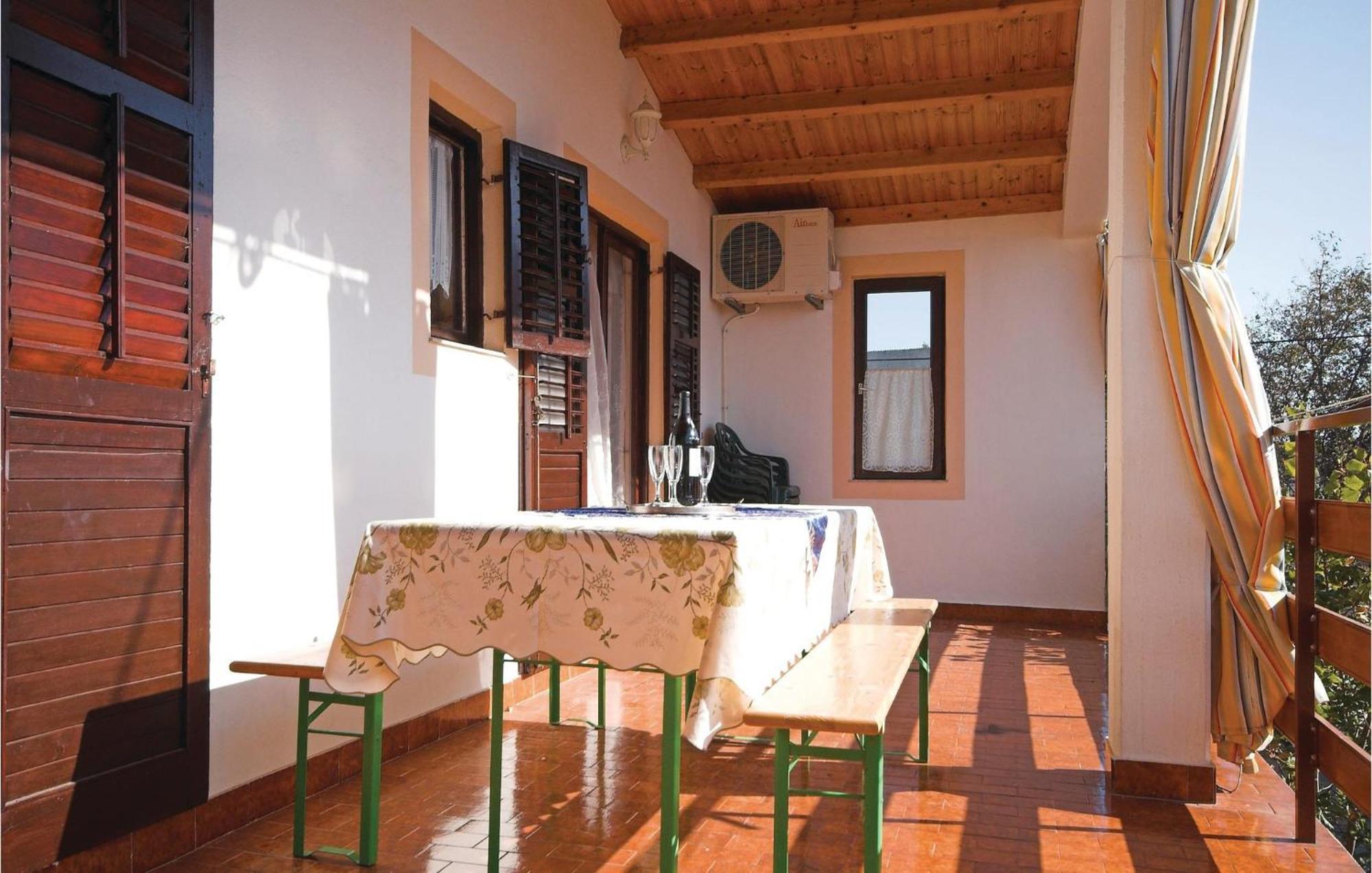 4 Bedroom Awesome Apartment In Starigrad 외부 사진