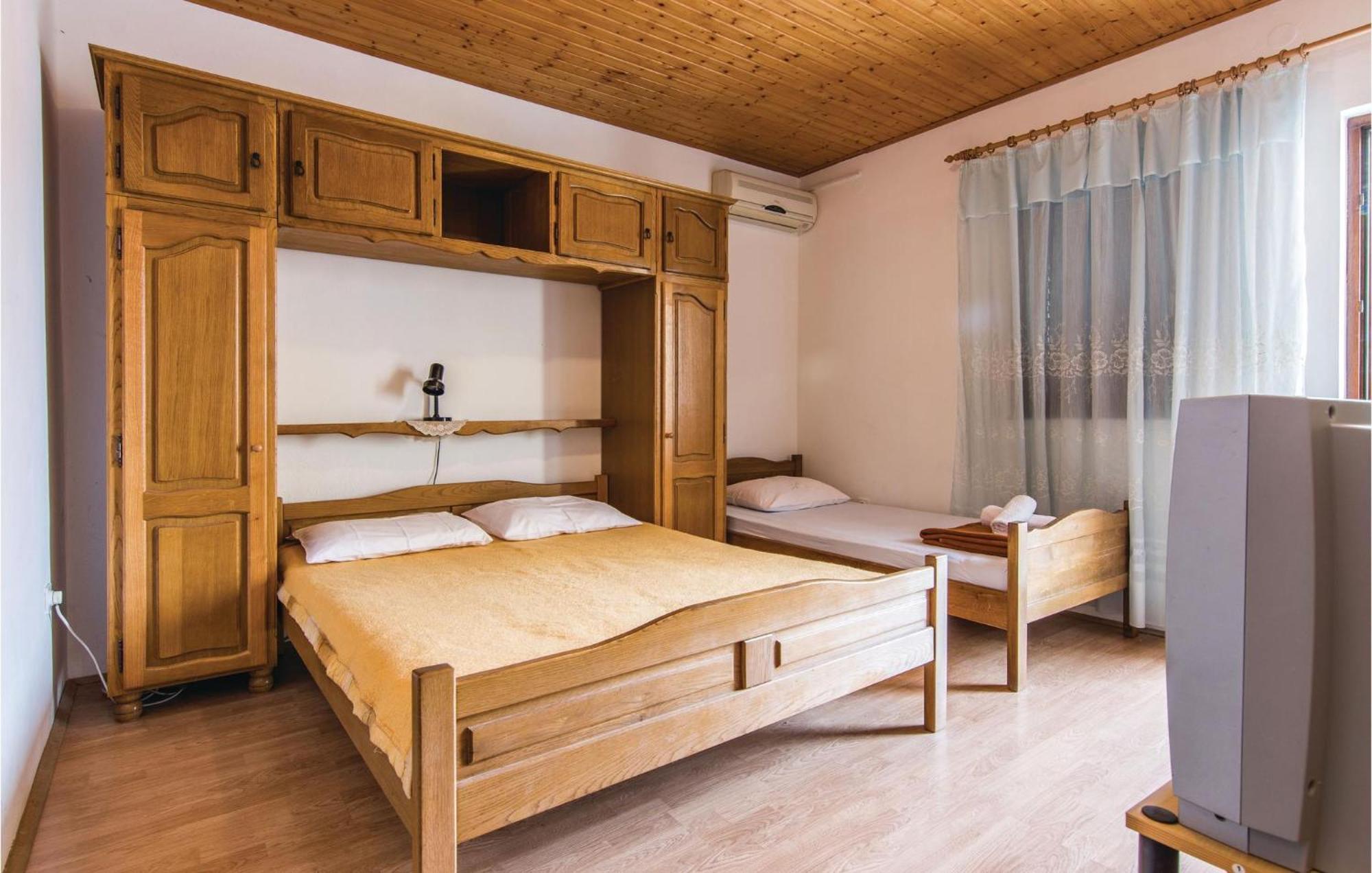 4 Bedroom Awesome Apartment In Starigrad 외부 사진